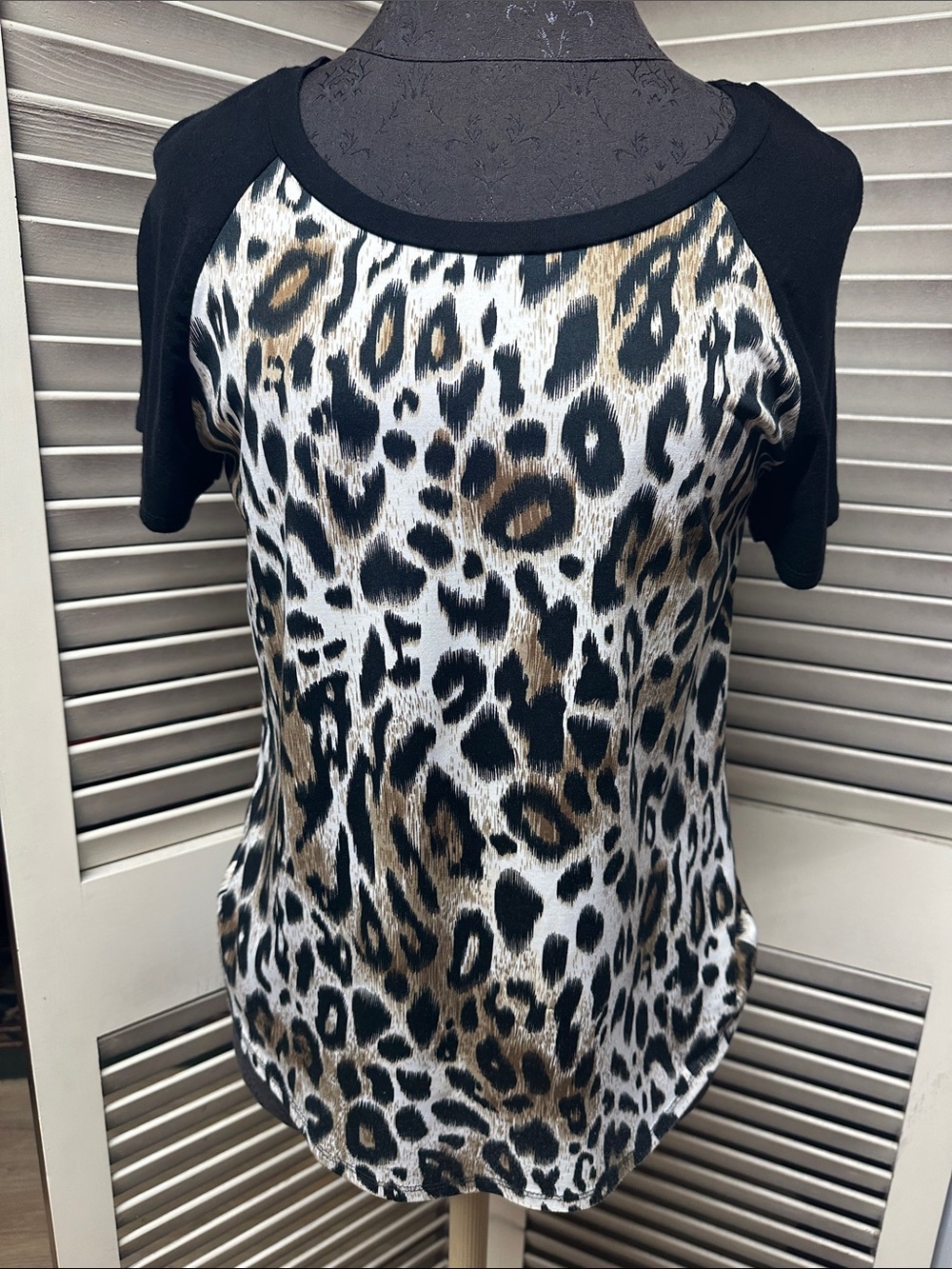 Moa Moa Leopard Print Raglan Tee in Black and Tan